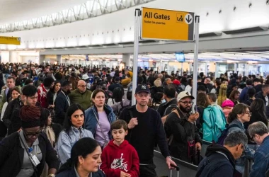 Бюджетный кризис парализует аэропорты США: пассажиры часами стоят в очередях